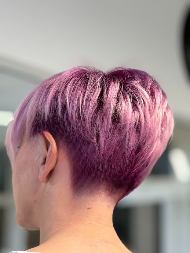 Kratka frizura obojena u ljubičastu nijansu, salon Gaga Posušje